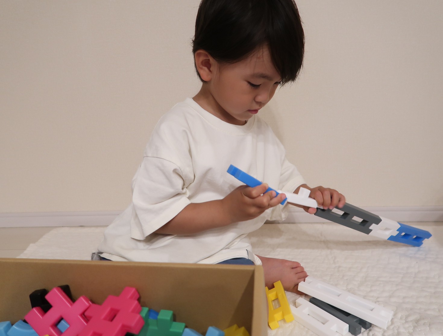 ChaChaChaの知育玩具で真剣に遊ぶ男の子