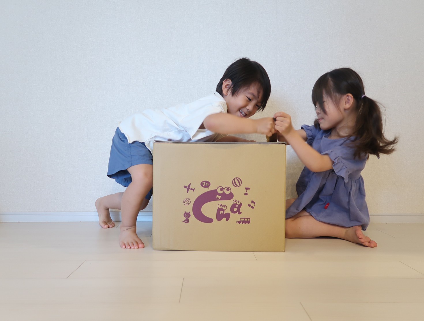 ChaChaChaの箱を笑顔で開ける子どもたち