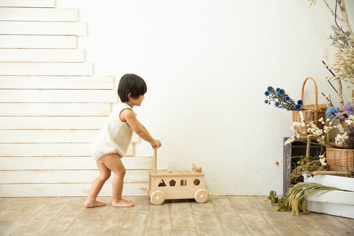 ChaChaChaの木のおもちゃで遊ぶ1歳の子ども