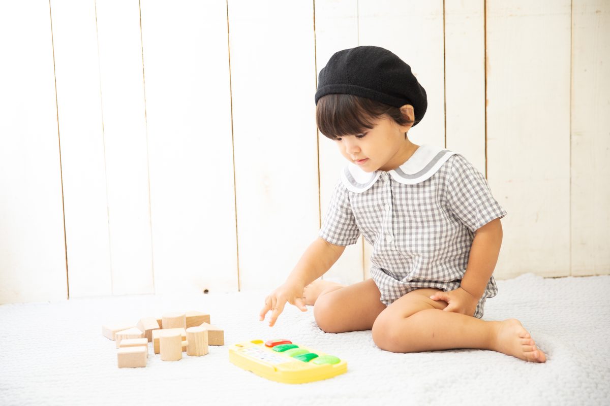 ChaChaChaの積み木で遊ぶ幼児(2〜3歳)