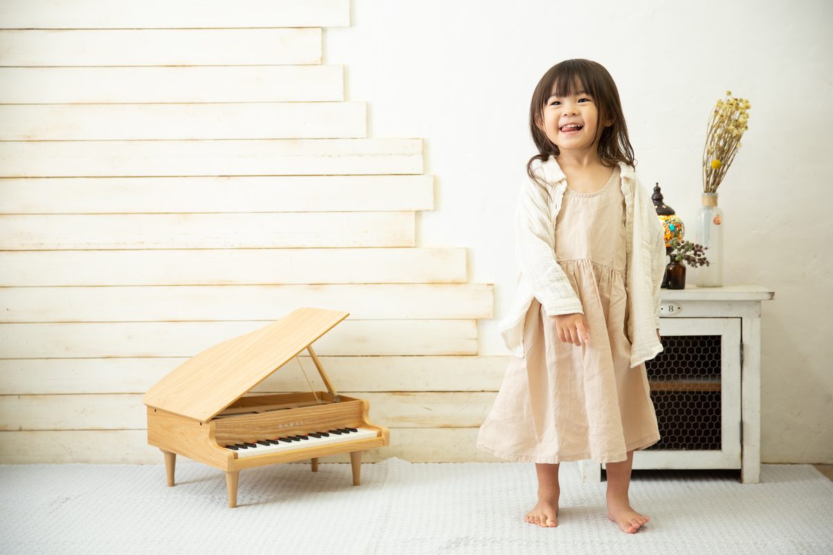 ChaChaChaの木製ピアノで遊ぶ女の子(3〜6歳)